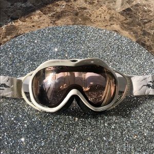 White ski goggles with white rhinestones💎